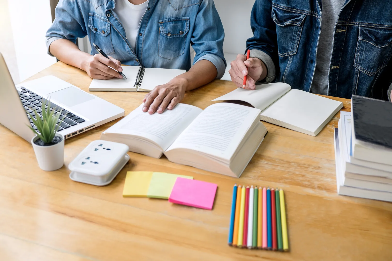 Grup halinde ders çalışan öğrenciler